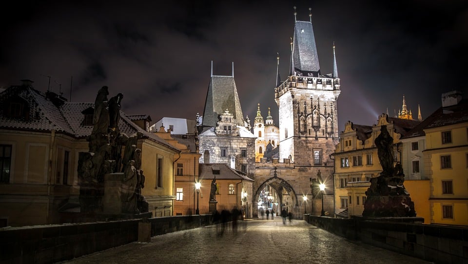 Noční Praha s pohledem na Malostranskou mosteckou věž z Karlova mostu